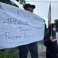 (Mahasiswa demo di depan Gedung DPRD Kota Bekasi, mendesak pencopotan Ketua DPRD Kota Bekasi, Chairoman J Putro, yang diduga terlibat kasus korupsi Wali Kota Bekasi nonaktif, Rahmat Effendi. (Liputan6.com/Bam Sinulingga)