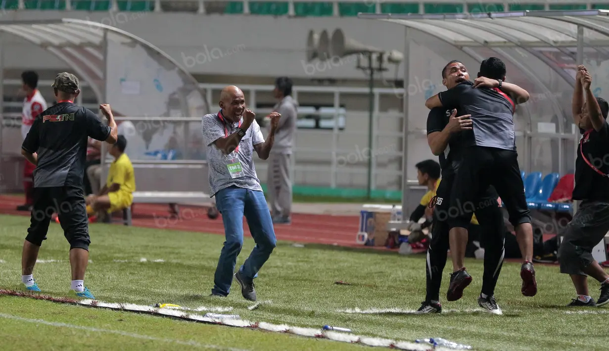 Gaya pelatih dan official PS TNI saat merayakan gol ke gawang Semen Padang pada lanjutan Torabika SC 2016 di Stadion Pakansari, Bogor, Minggu (23/10/2016). (Bola.com/Nicklas Hanoatubun)