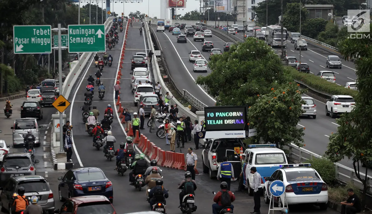 Sejumlah kendaraan melintasi flyover (jalan layang) Pancoran yang mulai dibuka untuk umum, Jakarta, Senin (15/1). Jalan layang dua lajur tersebut dibangun tepat di sebelah tol Dalam Kota dengan lebar mencapai 90 meter. (Liputan6.com/Arya Manggala)