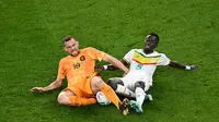 Striker Belanda Vincent Janssen (kiri) berjibaku dengan gelandang Senegal Idrissa Gana Gueye pada laga Grup A Piala Dunia 2022 di Stadion Al Thumama Stadium, Selasa (22/11/2022). (AFP/Manan Vatsyayana)
&nbsp;
&nbsp;
&nbsp;
&nbsp;