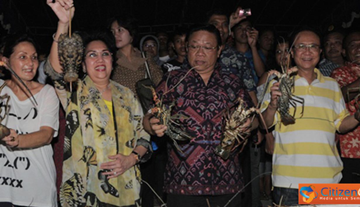 Citizen6, Morotai: Menteri Kelautan dan Perikanan Sharif C Sutardjo beserta Ibu Inggrid C. Sutardjo dan MenKo Kesra Agung beserta Ibu Agung Laksono, memulai pembakaran 2316 ekor lobster di Pulau Morotai, Kamis (13/9). (Pengirim: Efrimal Bahri).
