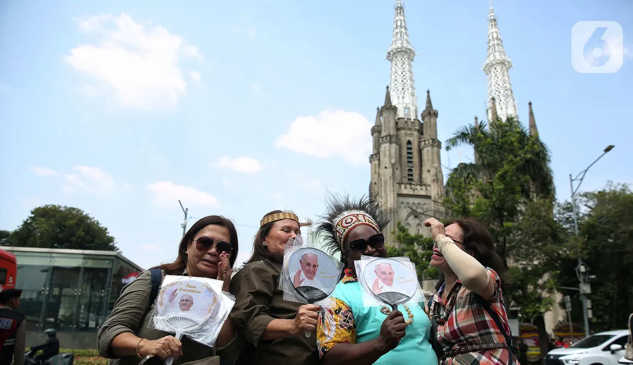 Sejumlah warga dan wisatawan saat menunggu kedatangan Paus Fransiskus yang akan berkunjung ke Gereja Katedral, Jakarta, Rabu (4/9/2024). (Liputan6.com/Angga Yuniar)