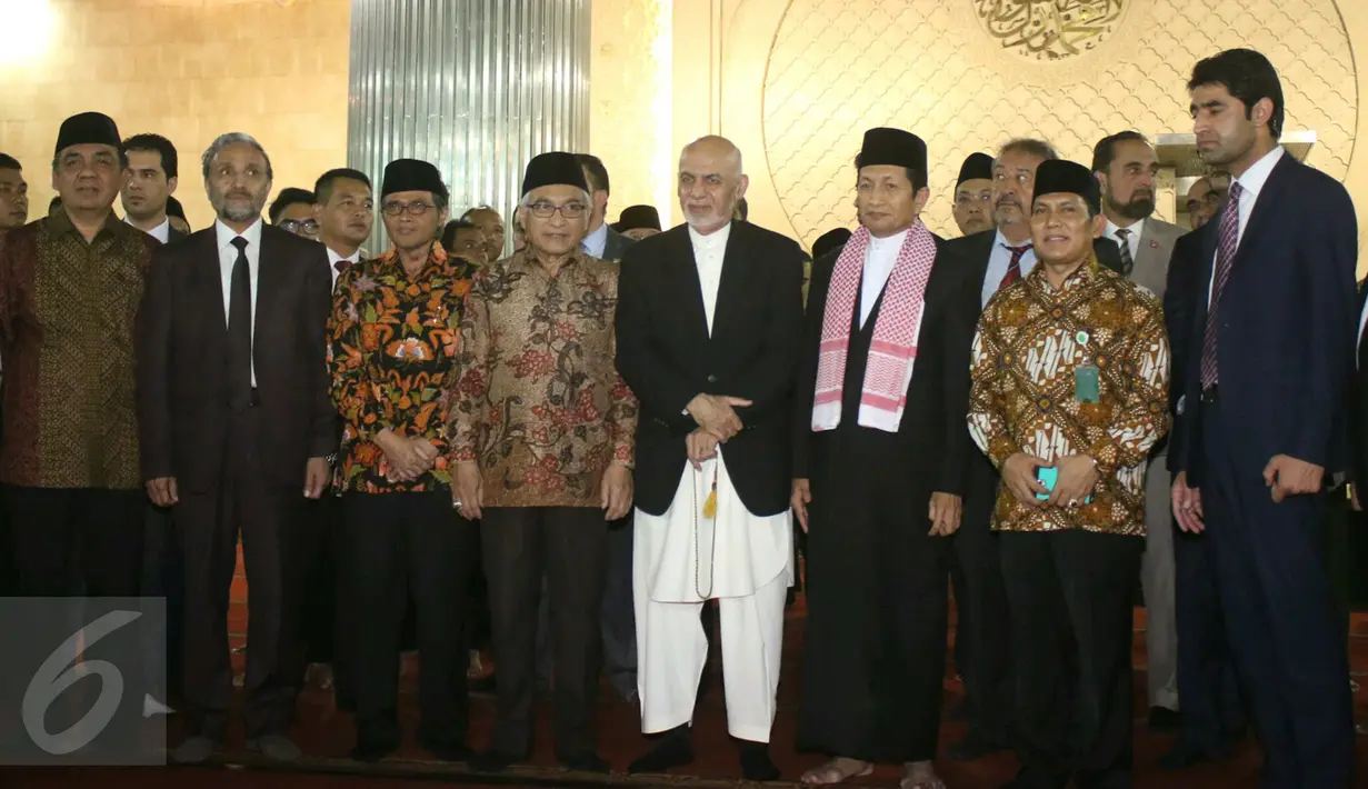 Rombongan Presiden Afganistan Mohammad Ashraf Ghani berpose bersama saat mengunjungi Masjid Istiqlal, Jakarta, Kamis (6/4). (Liputan6.com/Angga Yuniar)