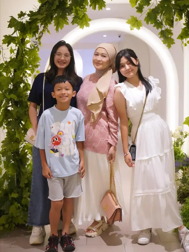 6 Potret Perubahan Penampilan Nasha Anaya Bareng Okie Agustina, Kecil Hingga Kini
