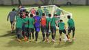 Pemain Timnas Indonesia U-19 menggotong gawang saat latihan jelang laga persahabatan di Lapangan ABC Senayan, Jakarta, Kamis (22/3/2018). Indonesia akan berhadapan Timnas Jepang U-19. (Bola.com/Asprilla Dwi Adha)