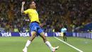 Gelandang Brasil, Philippe Coutinho, merayakan gol yang dicetaknya ke gawang Swiss pada laga Grup E Piala Dunia di Rostov Arena, Rostov-on-Don, Minggu (17/6/2018). Kedua negara bermain imbang 1-1. (AP/Themba Hadebe)