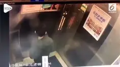 Seorang pria nekat kencing di dalam lift hingga membuatnya korslet. Momen ini terekam kamera CCTV.
