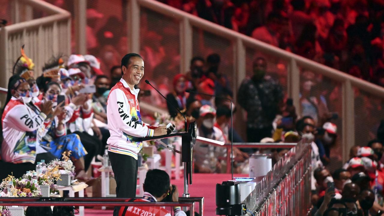 Foto: Buka PON Papua, Jokowi Unjuk Kebolehan Bermain Bola