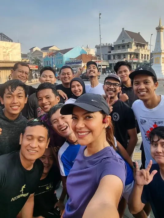 Tidak sendiri, Najwa Shihab jogging pagi di Jogja ini ditemani oleh banyak teman-temannya. Terlihat wajah sumringah saat Najwa berfoto dengan latar belakang Tugu Jogja. Najwa bahkan berujar bahwa Kota Pelajar selalu istimewa di setiap ia berkunjung ke sana. (Liputan6.com/IG/@najwashihab)