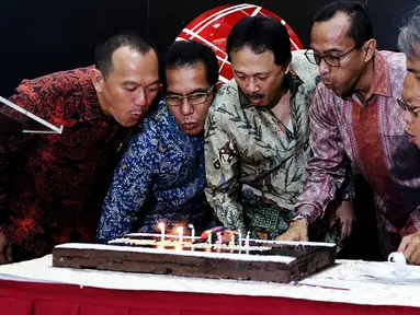 Dirut BEI, Tito Sulistio (kedua kiri) bersama komisaris dan direksi periode 1992 hingga 2017 meniup lilin ulang tahun di kantor BEI, Jakarta, Kamis (13/7). PT Bursa Efek Indonesia (BEI) hari ini menggelar hari jadi yang ke-25. (Liputan6.com/Angga Yuniar)