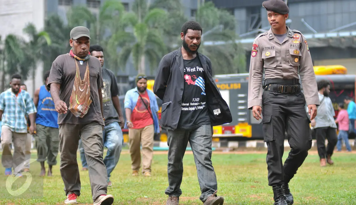 Aliansi Mahasiswa Papua (AMP) berkumpul di lapangan Sahabara Polda Metro, Jakarta, Selasa (1/12/2015). Mereka menunggu ratusan kawan mereka yang diamankan Polisi. (Liputan6.com/Yoppy Renato)