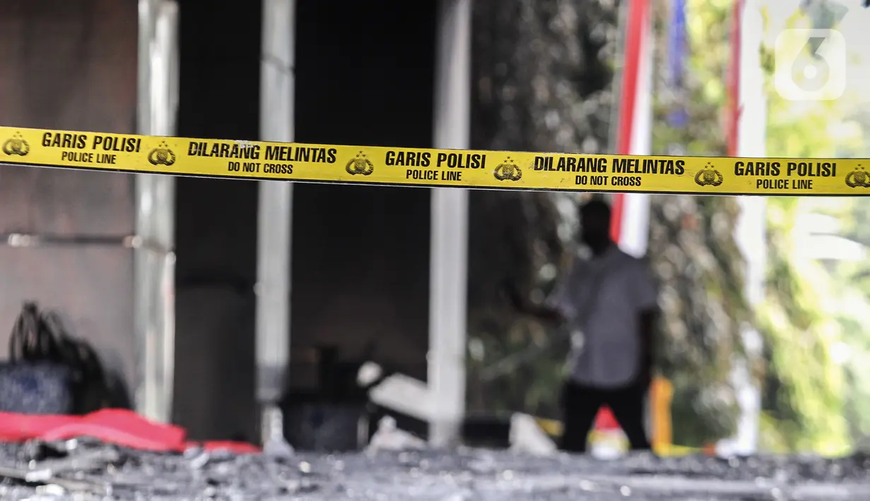 Garis polisi terpasang saat tim Laboratorium Forensik (Labfor) dan Inafis melakukan olah tempat kejadian perkara (TKP) kebakaran Gedung Kejaksaan Agung, Jakarta, Senin (24/8/2020). Puslabfor Mabes Polri memeriksa seluruh penyebab kebakaran Gedung Kejaksaan Agung. (Liputan6.com/Johan Tallo)