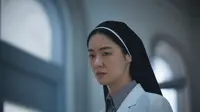 Jeon Yeo Been dalam film Dark Nuns. (Next Entertainment World via Soompi)