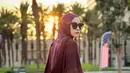<p>Zaskia Adya Mecca terbang ke Amerika Serikat bersama Hanung Bramantyo, pekan ini. Ia membagikan sejumlah foto lewat akun Instagram terverifikasinya, Rabu (7/9/2022). Ini kali pertama bintang sinetron Para Pencari Tuhan menginjakkan kaki ke Negeri Paman Sam sekalian bulan madu. Maklum, 12 tahun berumah tangga, ia tak sempat honeymoon. (Foto: Dok. Instagram @zaskiadyamecca)</p>