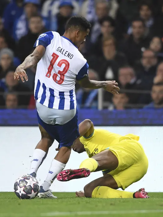 <p>Pemain Inter Milan, Denzel Dumfries (kanan) berusaha merebut bola dari pemain Porto, Galeno dengan menarik celananya hingga melorot pada laga leg kedua 16 besar Liga Champions 2022/2023 di Drago Stadium, Porto, Rabu (15/03/2023) WIB. (AFP/Miguel Riopa)</p>