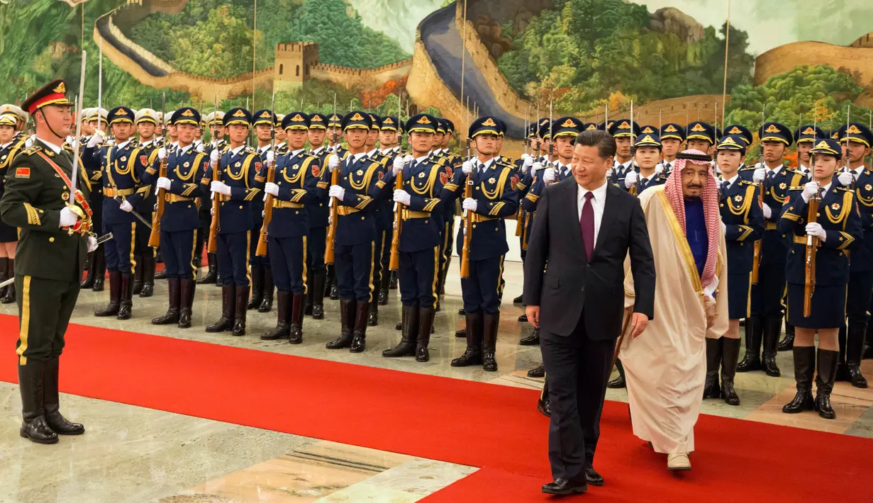Raja Arab Saudi Salman bin Abdulaziz al-Saud bersama Presiden China Xi Jinping mengikuti upacara penyambutan di Beijing, China (16/3). Raja Salman kunjungi China sebagai bagian dari tur Kerajaan Arab Saudi ke beberapa negara. (AP Photo / Ng Han Guan)