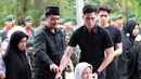 Duka mendalam dirasakan oleh pesinetron Anak Sekolahan Verrel Bramasta. Ia baru saja ditinggal kakeknya untuk selama-lamanya, Jumat (17/3). Sabtu, ayah Ivan Fadilla itu dimakamkan di TMP Kalibata. (Deki Prayoga/Bintang.com)