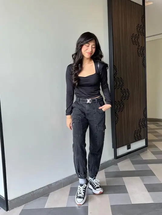 <p>Abel juga kerap mengenakan pakaian kasual yang santai seperti kaus lengan panjang ini. Sedangkan bawahan celana jeans hitam senada dengan kaus sukses membuat penampilan Abel makin kece ditambah sepatu sneakers timeless. Liputan6.com/IG/@abellyc).</p>