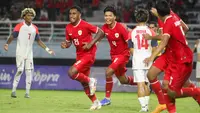 Pemain Timnas Indonesia U-19 merayakan gol yang dicetak Iqbal Gwijangge ke gawang Filipina dalam laga Grup A Piala AFF U-19 2024 di Stadion Gelora Bung Tomo, Surabaya, Rabu (17/7/2024) malam WIB. (Bola.com/Aditya Wany)
