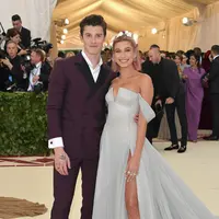 Shawn Mendes sepertinya menertawakan pemberitaan yang mengatakan ia dan Hailey  resmi mengumumkan pacaran di Met Gala 2018. (NEILSON BARNARD  GETTY IMAGES NORTH AMERICA  AFP)