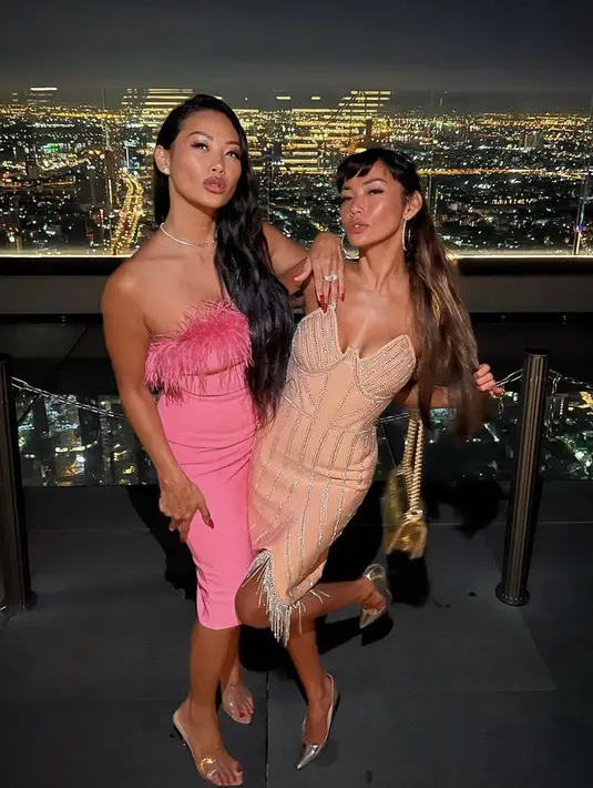 <p>Dihari bahagia Indah Kalalo pun dihadiri para sahabat, salah satunya penyanyi Shanty yang tampil seksi dengan dress bodycon off shoulder warna peach berdetail payetan silver. @indahkalalo</p>