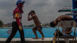 Foto Olahraga Terbaik - Para atlet difabel bersiap mengikuti lomba cabang renang pada Peparnas 2016 di Kolam Renang UPI, Bandung, Jumat (21/10/2106). (Bola.com/Vitalis Yogi Trisna)