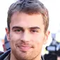 Theo James asuransikan bokongnya