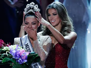 Miss Afrika Selatan, Demi-Leigh Nel-Peters disematkan mahkota sebagai Miss Universe 2017 oleh Miss Universe 2016, Iris Mittenaere pada malam final di Las Vegas, Minggu (26/11). Demi-Leigh mengalahkan 91 kontestan lain dari seluruh dunia. (AP/John Locher)