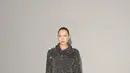 Lila Moss mencuri perhatian dengan dress mini payet perak berkilau, dipadukan heels bertali hitam dan tas selempang hitam [dok. Burberry]