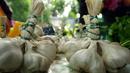 Bawang putih mengandung Allicin yang dikenal untuk mempromosikan produksi sel darah putih dan membantu melawan racun. Menghancurkan beberapa bawang putih dan menambahkannya ke makanan Anda sangat membantu dalam detosifikasi. (MYCHELE DANIAU / AFP )