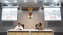 Deputi Penindakan dan Eksekusi Komisi Pemberantasan Korupsi (KPK), Asep Guntur Rahayu (kiri) bersama Juru Bicara KPK, Budi Prasetyo, saat memberi keterangan terkait Operasi Tangkap Tangan (OTT) Bupati Tulungagung, Gatut Sunu Wibowo, di Gedung Merah Putih Komisi Pemberantasan Korupsi, Jakarta, Sabtu (11/4/2026). Komisi Pemberantasan Korupsi menunjukkan sejumlah barang bukti hasil Operasi Tangkap Tangan (OTT) Bupati Tulungagung, Gatut Sunu Wibowo. (Liputan6.com/Helmi Fithriansyah)