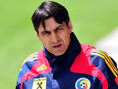 Coach of the Romanian national football team Victor Piturca attends a training session at AFG Arena stadium on June 14, 2008 in St.Gallen.  AFP PHOTO / DANIEL MIHAILESCU