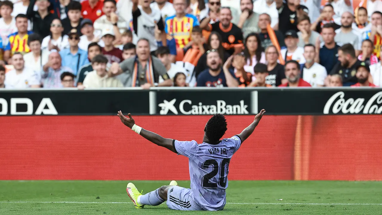 Foto: Detik-detik Vinicius Junior Diusir Wasit setelah Sepanjang Laga Mendapat Perlakuan Rasis dari Suporter Valencia