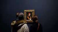 Awak media melihat lukisan "Portrait of a Musician" karya Leonardo Da Vinci di museum Louvre, Paris, Selasa (22/10/2019). Ada 160 karya dalam pameran 500 tahun wafatnya Leonardo da Vinci yang diharap dapat menarik setengah juta pengunjung saat ditutup pada 24 Februari 2020. (AP/Thibault Camus)