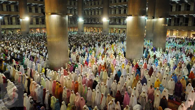 20160605-Penuhi Masjid Istiqlal, Ribuan Umat Muslim Tunaikan Tarawih Pertama Ramadan 1437 H-Jakarta