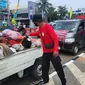 Sejumlah kader PDI Perjuangan Kota Depok menitipkan sampah di kantor Wali Kota Depok. (Liputan6.com/Dicky Agung Prihanto)