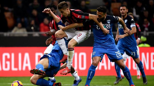 Striker AC Milan, Krzysztof Piatek, berebut bola dengan bek Empoli, Matias Silvestre, pada laga Serie A. (AFP/Marco Bertorello)