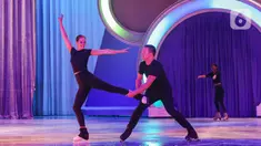 Pemain ice skating profesional saat melakukan sesi latihan untuk pertunjukan Disney on Ice Jakarta 2025 di Istora Gelora Bung Karno, Senayan, Jakarta, Jumat (2/5/2025). (Liputan6.com/Angga Yuniar)