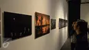 Sejumlah pengunjung melihat karya foto pameran Anugerah Pewarta Foto Indonesia (APFI) 2017 di Jakarta, Jumat (21/4). (Liputan6.com/Faizal Fanani)