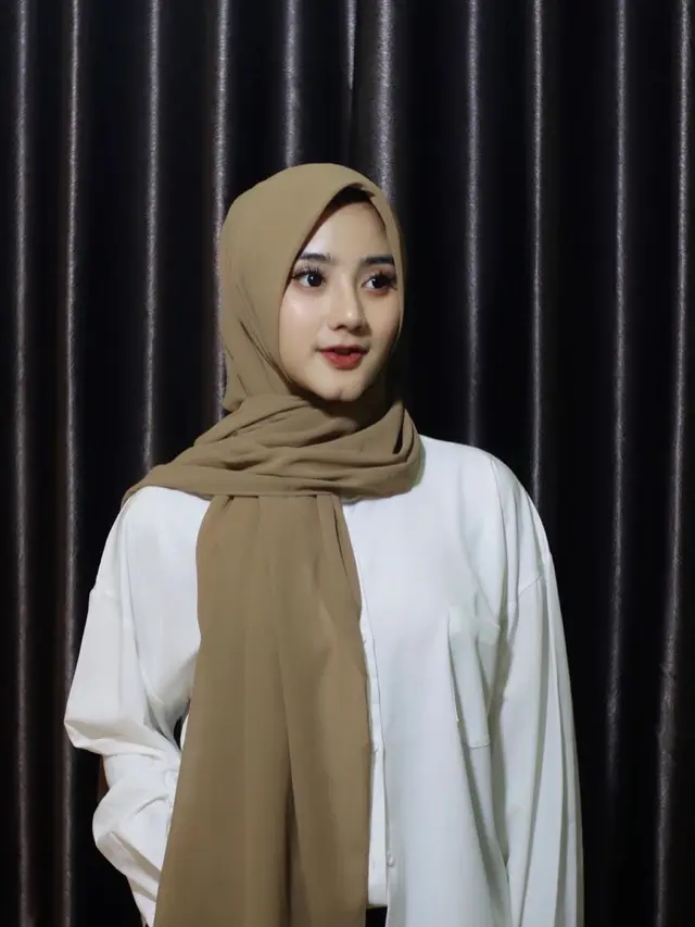 6 Potret Ghea Youbi Pakai Hijab, Penampilannya Bikin Pangling