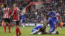 Para pemain Chelsea merayakan gol yang dicetaknya ke gawang Southampton. Kini untuk lolos ke Liga Champions, Chelsea berbeda 11 poin dengan peringkat ke empat. (Reuters/John Sibley) 