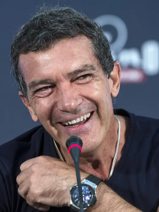 “Saya ingat ketika kami akan mengerjakan Law of Desire dan saya sangat khawatir dengan segala hal gay yang ada di naskah. Dan saat itu, tentang bagaimana ayah dan ibu saya akan melihatnya," ujar Antonio Banderas. (Bintang/EPA)