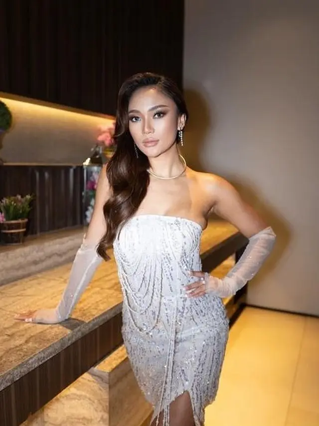 Marion Jola dengan gaun putih (Instagram/lalamarionmj)