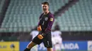 Selebrasi kiper Inggris, Freddie Woodman setelah rekannya, Ademola Lookman mencetak gol ke gawang Kosta Rika dalam babak 16 besar Piala Dunia U-20 2017 di Jeonju, Korea Selatan (31/5/2017). Freddie Woodman yang sejak awal musim 2022/2023 membela Preston North End ini terpilih sebagai kiper terbaik pada Piala Dunia U-20 2017 Korea Selatan. (AFP/Kim Doo-ho)