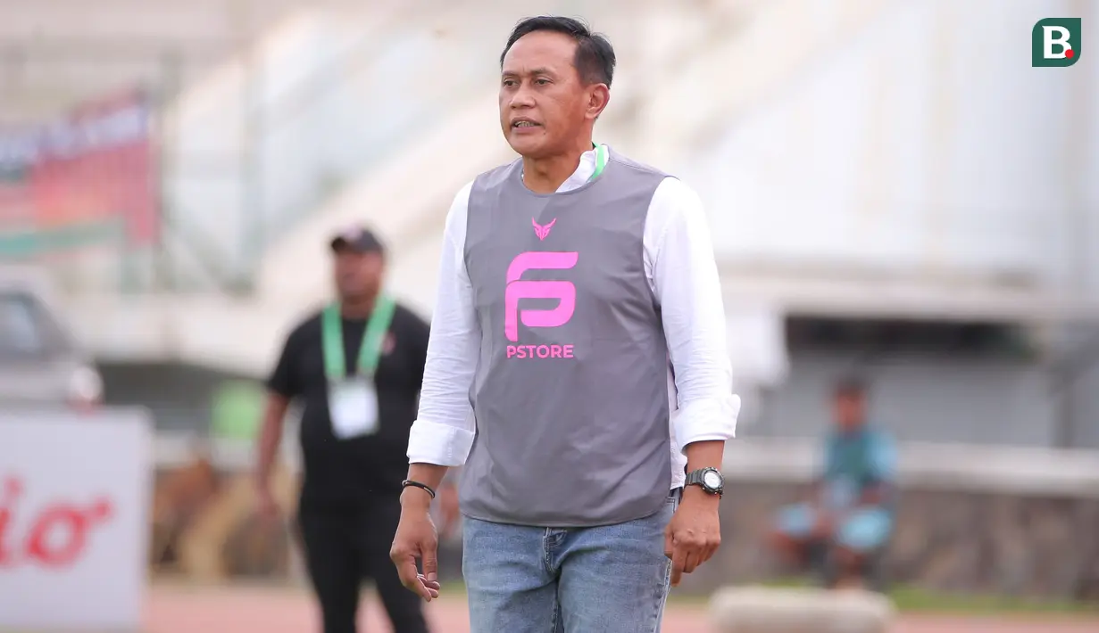 <p>Pelatih FC Bekasi City, Widyantoro saat menghadapi Malut United pada laga ketiga Grup Y babak 12 besar Pegadaian Liga 2 2023/2024 di Stadion Singaperbangsa, Karawang, Kamis (18/1/2024). (Bola.com/M Iqbal Ichsan)</p>