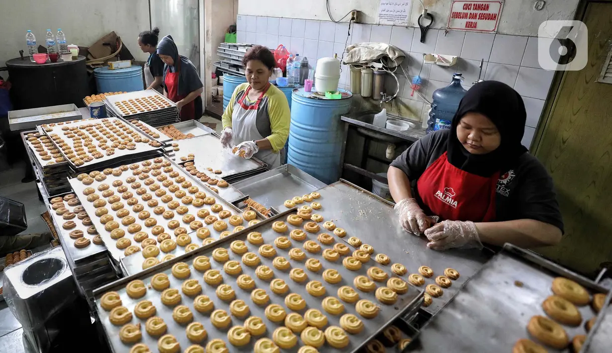 Pekerja memilah kue kering di Toko Roti Gelora, Jatinegara, Jakarta, Sabtu (15/2/2025). (Liputan6.com/Angga Yuniar)