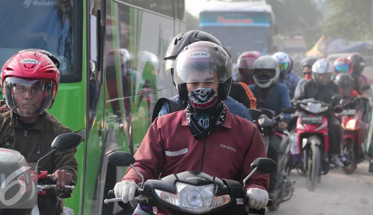 Pemudik motor pada H – 2 Lebaran sudah terlihat ramai di daerah Pantura dari Indramayu menuju Cirebon, Jawa Barat, Rabu (15/7/2015). Pemudik Motor ‘menguasai’ Jalur Pantura pada H-2 Lebaran. (Liputan6.com/Herman Zakharia)