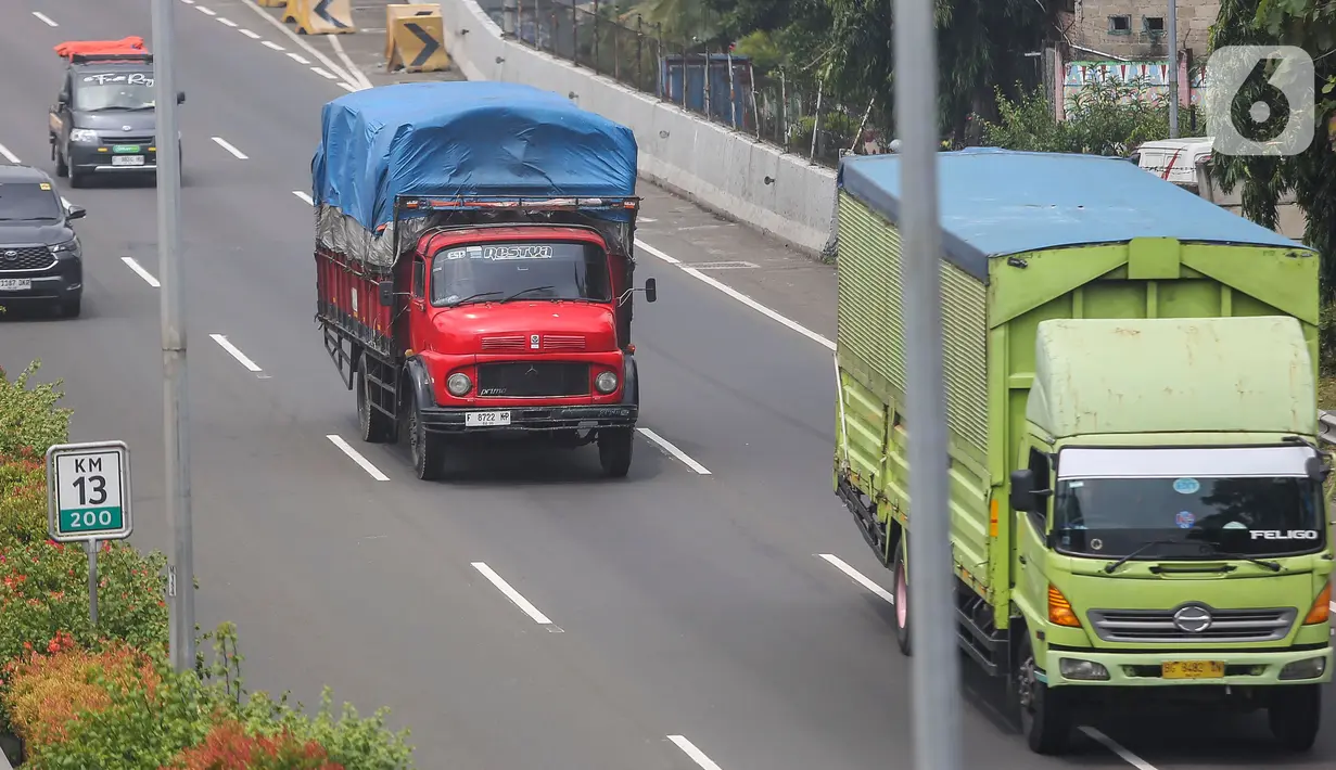 Truk ODOL disebut-sebut sebagai biang kerok kecelakaan lalu lintas yang menyebabkan banyak korban jiwa. (Liputan6.com/Angga Yuniar)