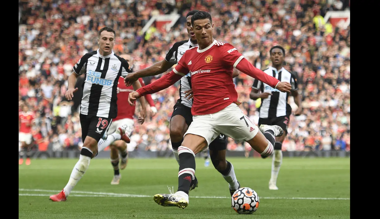 Gol kedua Manchester United disumbangkan lagi oleh Cristiano Ronaldo. Mantan pemain Juventus itu menerima umpan dari Luke Shaw, dan dengan tenang membawa bola untuk menjebol gawang Newcastle. (Foto: AFP/Oli Scarff)