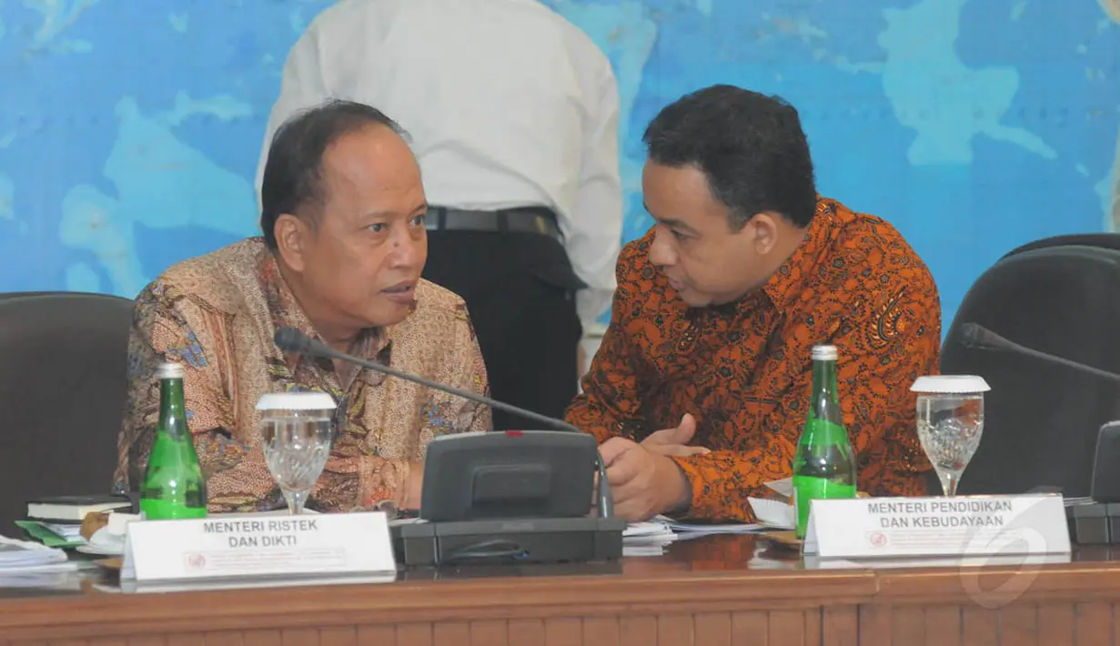 Menteri Ristek dan Dikti, Muhammad Nasir, dan Mendikbud, Anies Baswedan, saat rapat kabinet paripurna di Jakarta, Senin (3/11/2014). (Liputan6.com/Herman Zakharia) 